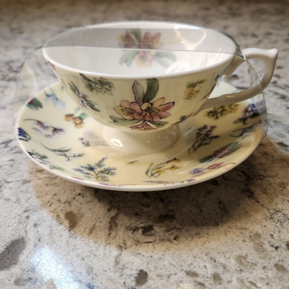 New Stechcol Gracie Bone China Flower Chintz pattern Teacup & Saucer, Porcelain
